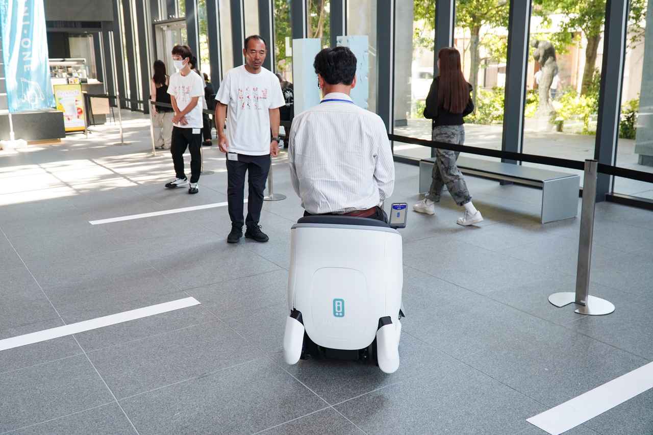 画像: スラロームをジグザグに走行。体を傾けると速度の微調整が難しいので頭を傾けるようにして体重移動する。