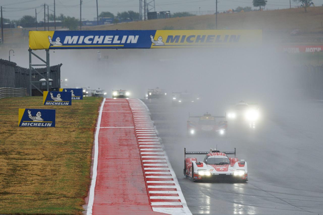 画像: 雨が降り続く中でレースはスタート。スピンやコースアウトが続出する波乱の展開となったが、終盤には雨が弱まり空もやや明るくなった。