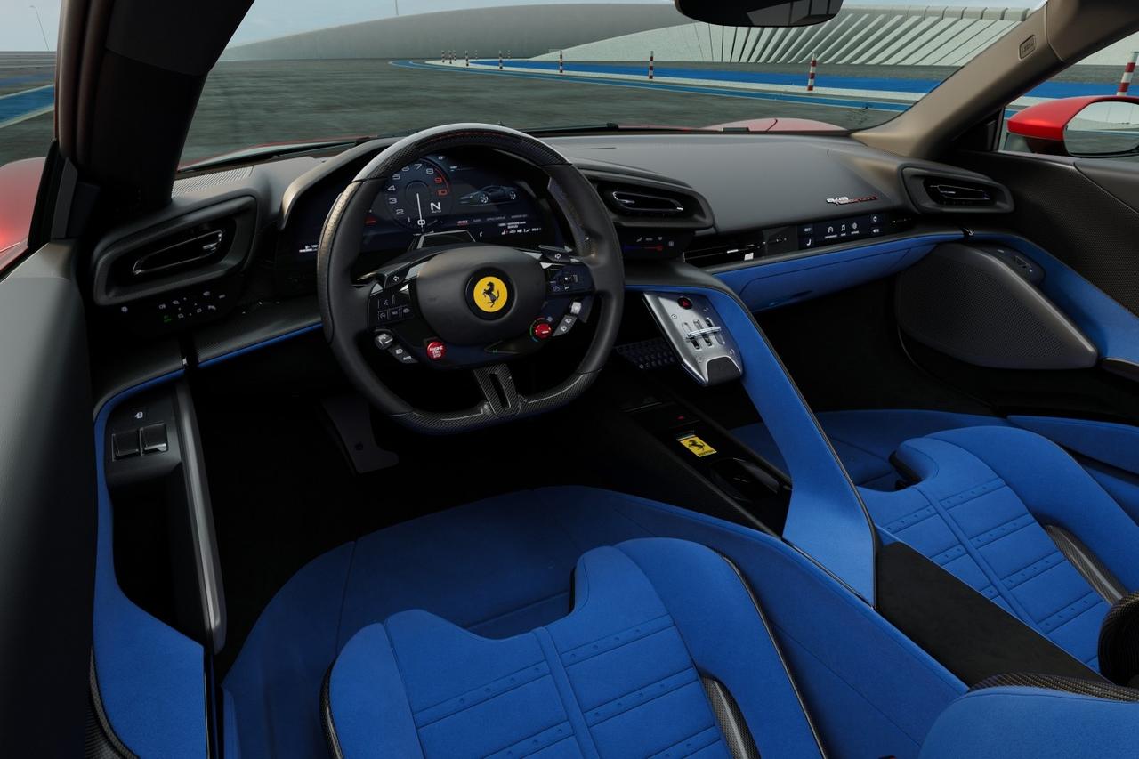 画像: 水平基調のデザインに最新の大型ディスプレイを融合したインパネ。F1由来のステアリングスイッチやマネッティーノを備え、伝統と先進を両立する。