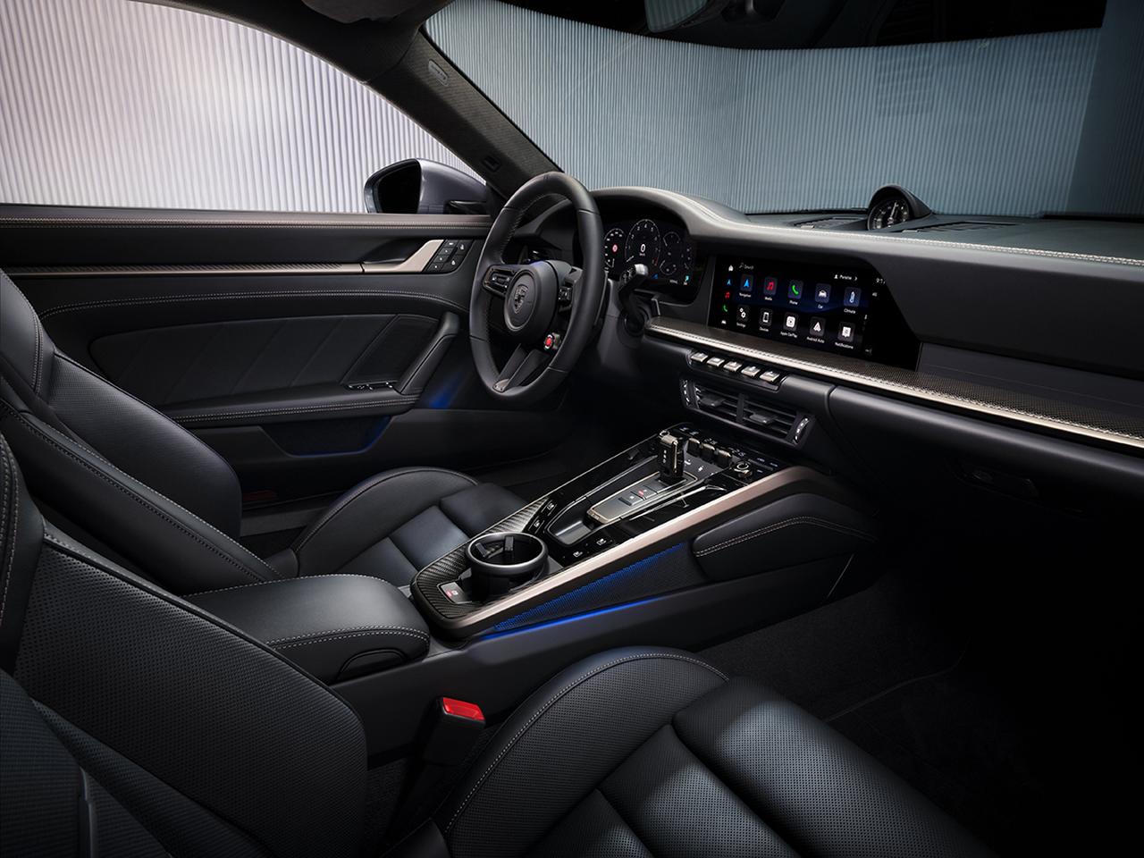 画像: 初代911ターボ930のデザインを再解釈した専用のエンボス加工が、シート表面とドアパネルに施される。
