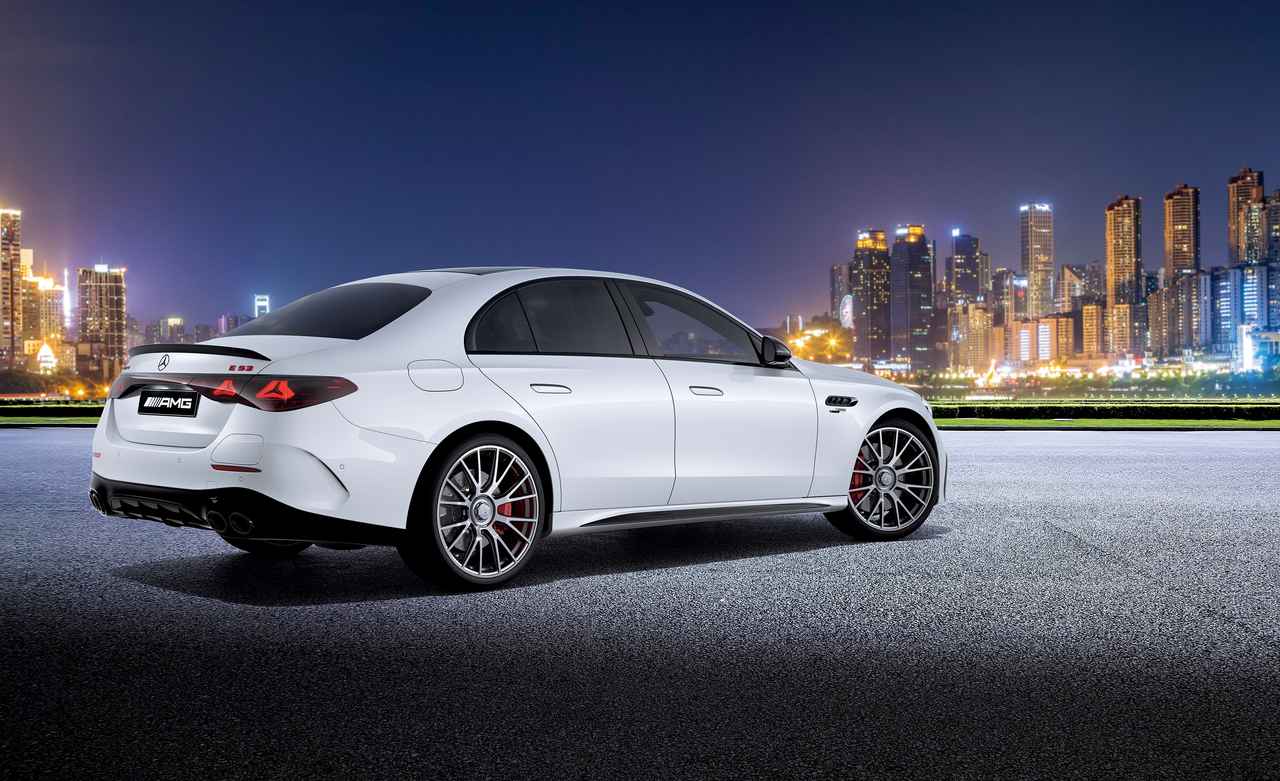 画像: メルセデスAMG E53 ハイブリッド 4MATIC+ エディションナイトカーボン。ボディカラーはグラファイトグレーメタリックとMANUFAKTURオパリスホワイトメタリックの2色。写真はMANUFAKTURオパリスホワイトメタリック。