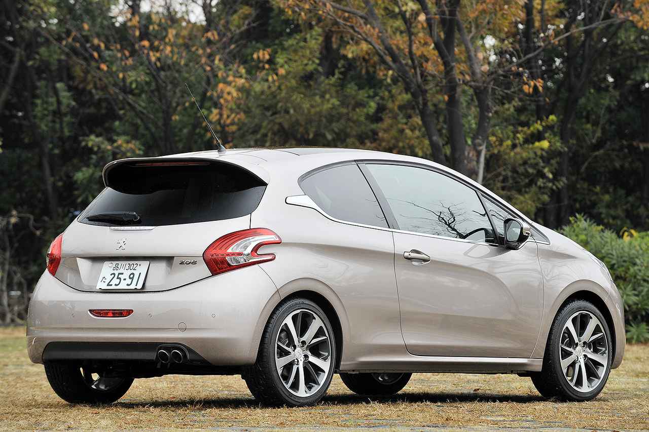 画像: GTは、専用の大型リアルーフスポイラーや45偏平の17インチタイヤにアルミホイールも標準装備して、スポーティなイメージを増幅している。