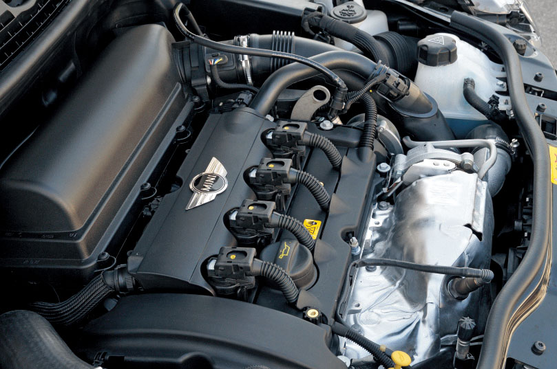 画像: ハイパフォーマンスバージョンのJCWクーペに搭載される1.6L直4ターボは、最高出力155kW(211ps)、最大トルク260Nmを発生。オーバーブースト時にはこれが280Nmまで増強される。