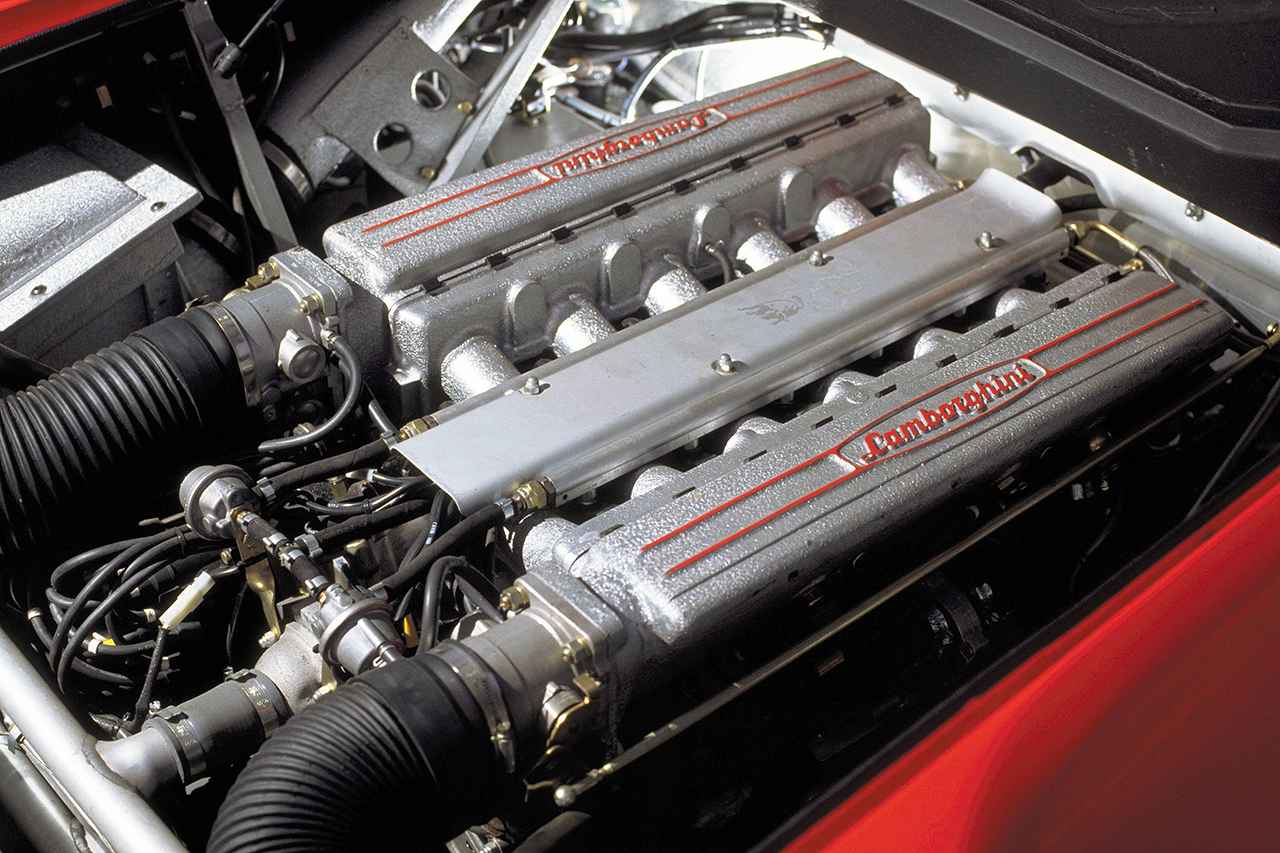 画像: 5.7LのV12DOHCは、492psを発生する。エンジンの出力軸を前にしてプロペラシャフトで後ろに戻す方式もカウンタックから引き継いだ。