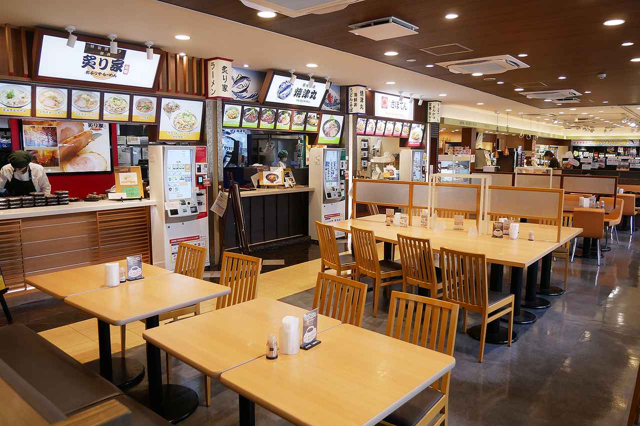 画像: 日本坂PA（下り）のフードコート。ラーメンの「炙り家」と、海鮮の「焼津丸」、そしてトンカツの「さぼてん」が並んでいる。