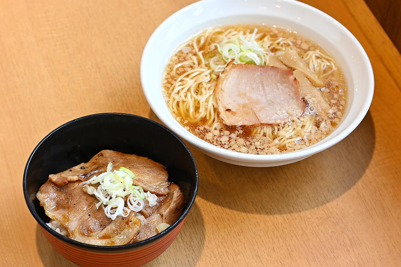 画像: フードコートの「炙り家」の人気メニューとなる「背脂醤油らーめん 半豚丼セット」（1250円）。炙ったチャーシューと、豚丼が楽しめるセットだ。