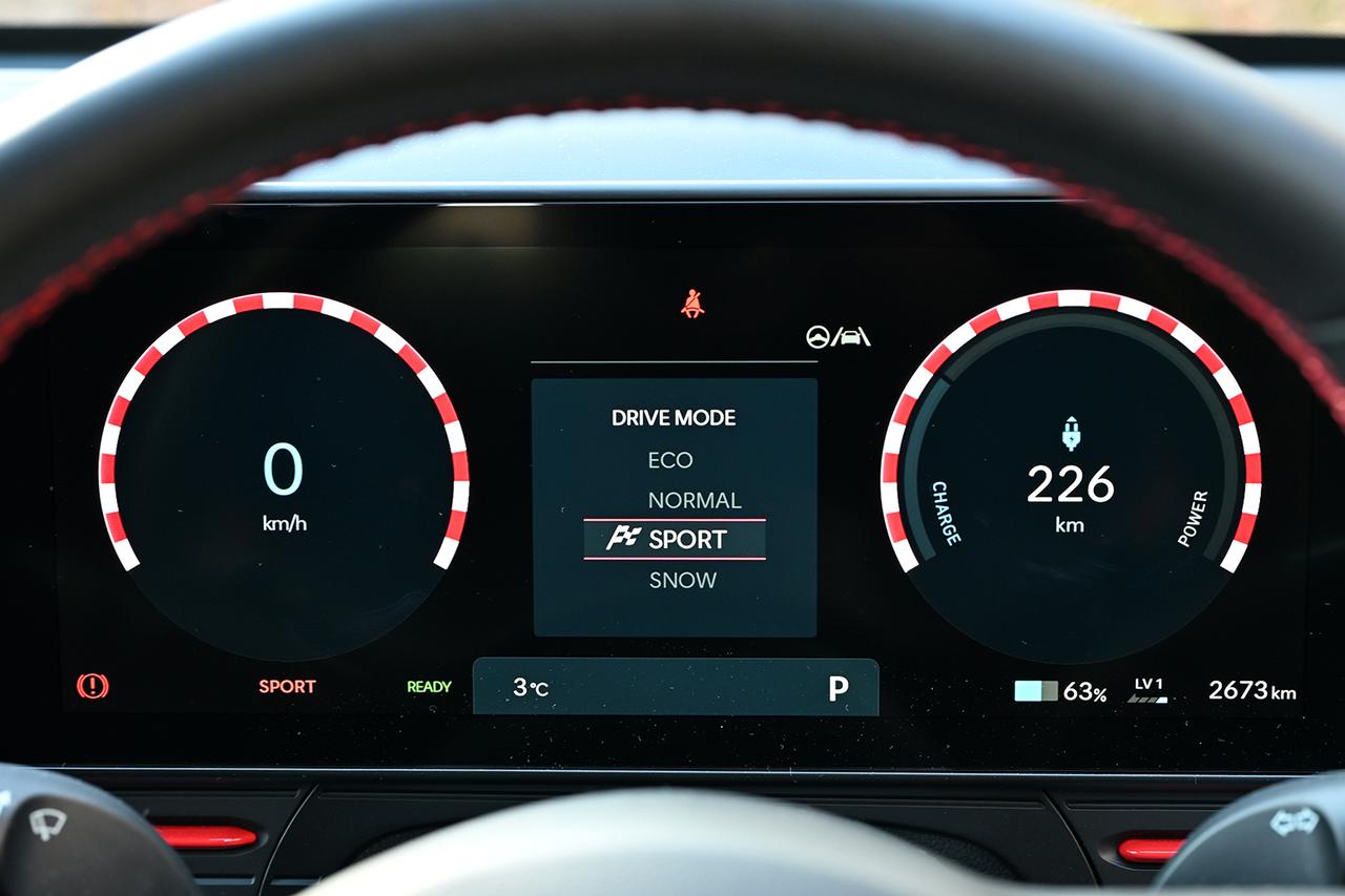 画像: ドライブモードを「SPORT」にするとメーター表示はチェッカーフラッグ風となり、レンジはECOより5〜10％少なく表示される。