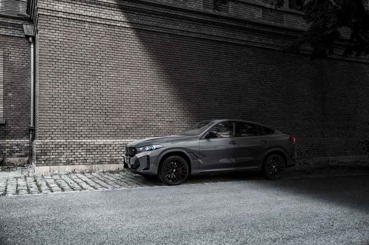 画像: こちらはスポーツ アクティビティ クーペ(SAC)の「BMW X6 M60i xDrive Edition Shadow」で、外装色はBMW Individualドラバイト グレー(メタリック)。