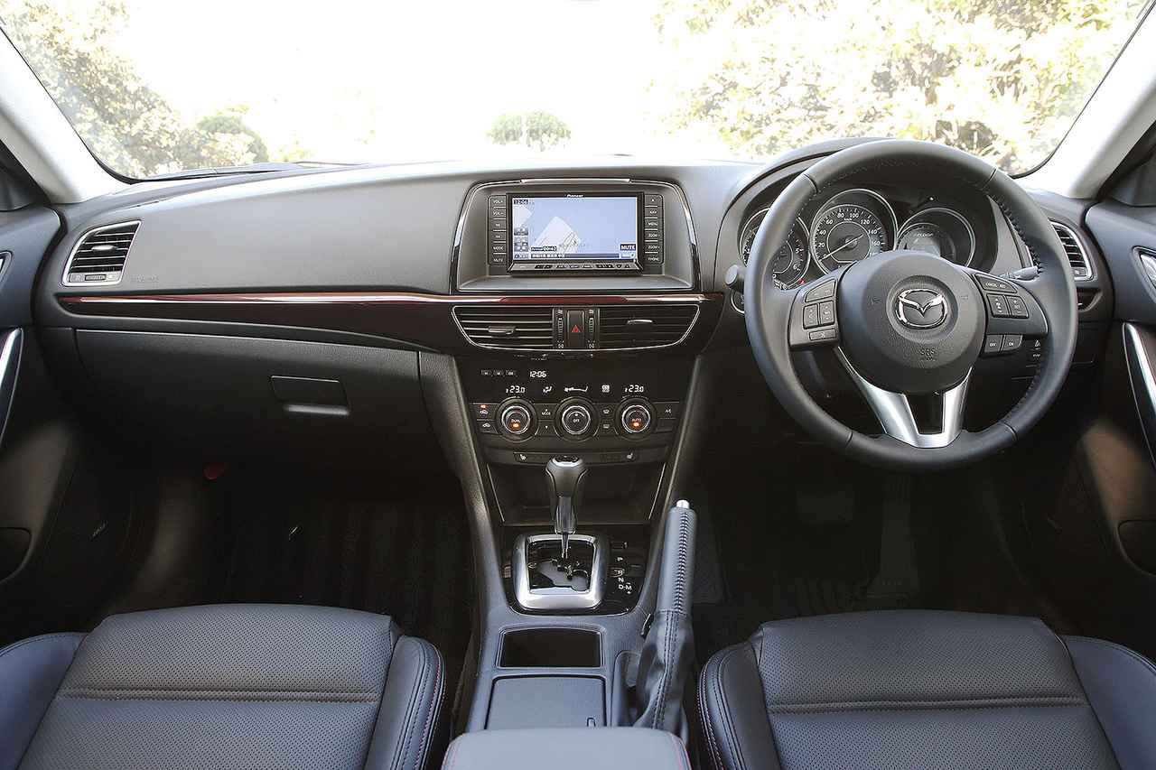 画像: メーター、スイッチ類やシフトレバーの位置は「見て操作する」という運転時の動作の流れを重視して配置された。