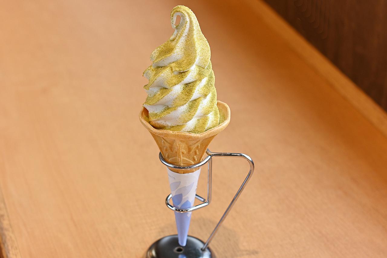画像: 日本坂PA（下り）のショッピングコーナーのレジにて販売されているのが「煎茶ソフトクリーム」（430円）。