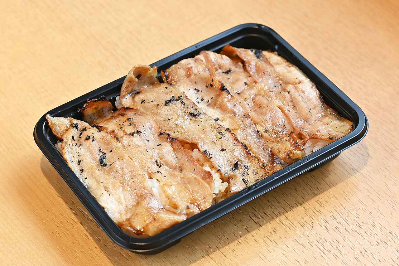 画像: 日本坂PA（下り）のショッピングコーナーの総菜として人気の「日本坂名物 豚網焼き重」（600円）。