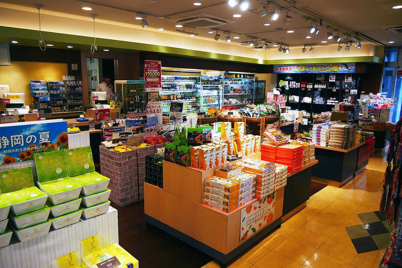 画像: 日本坂PA（下り）のショッピングコーナー。静岡県のど真ん中にあるため、静岡県産のおみやげが充実している。