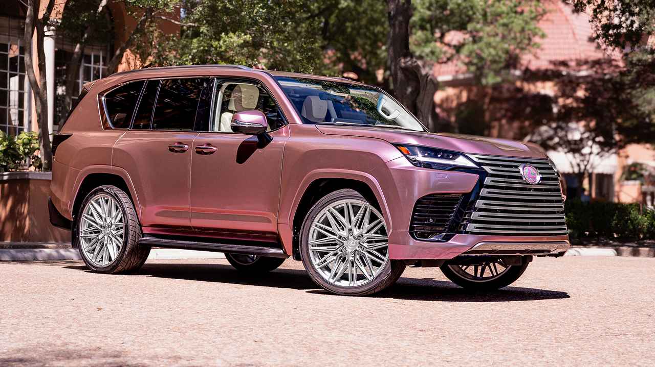 画像: 華やかなパールピンク調のボディカラーに大径ホイールを合わせ、威風堂々としたLEXUS LXの存在感をさらに強調するGLAM LX。