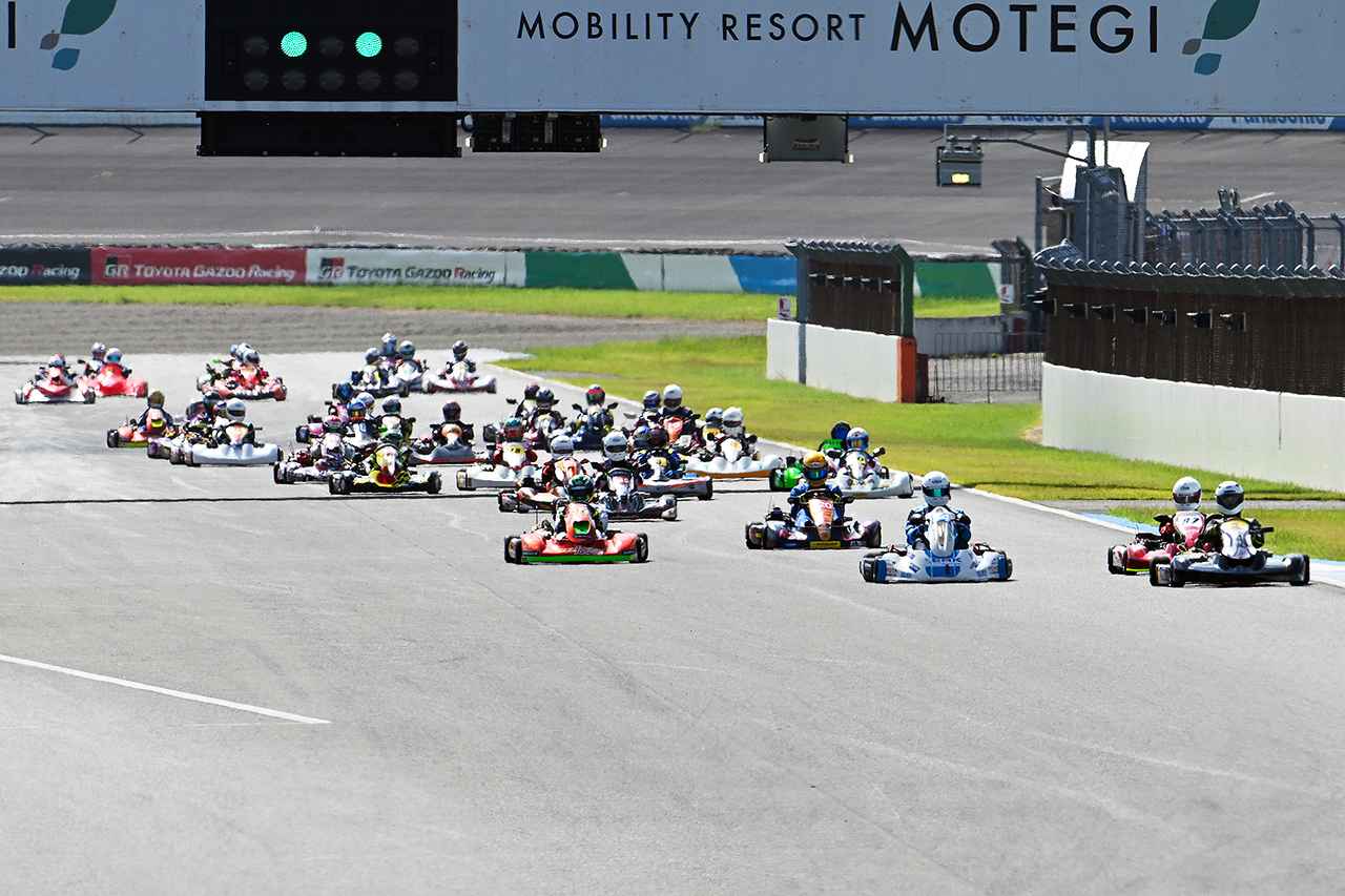 画像: K-TAIは100台近くが参加するビッグレースだ。スタートでは、前半と後半の約50台ずつの集団にわけてローリングスタートを行う。