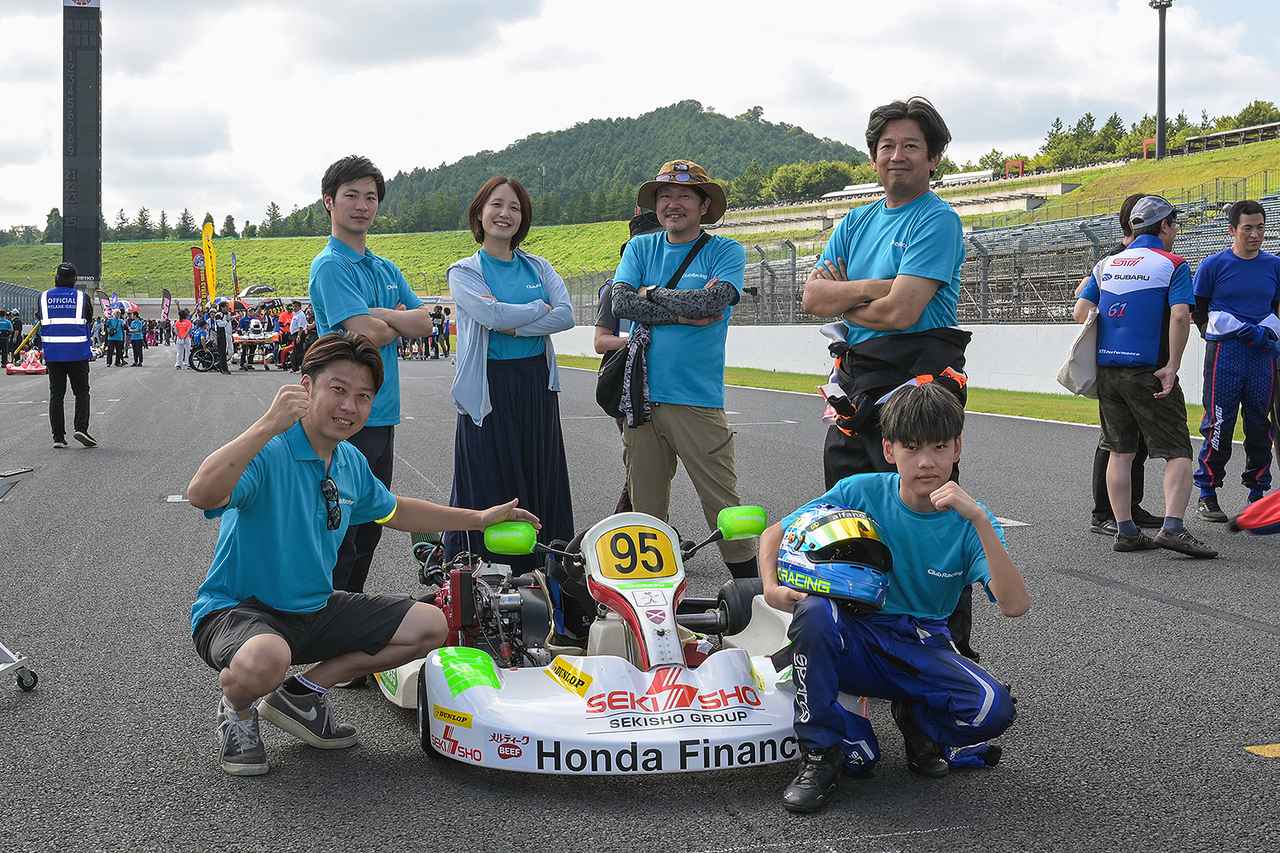 画像: 筆者（左から4人目）が乗る95号車は、他にカー＆ドライバー誌の山本さん、中学3年生カーターの北村蒼くんの3人がドライバーを務めた。