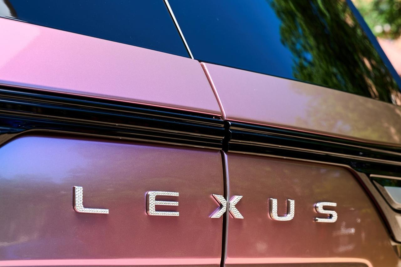 画像: 観音開きタイプのバックドア（フレンチドア）を設置。LEXUSのロゴはクリスタルをあしらった特別仕様だ。