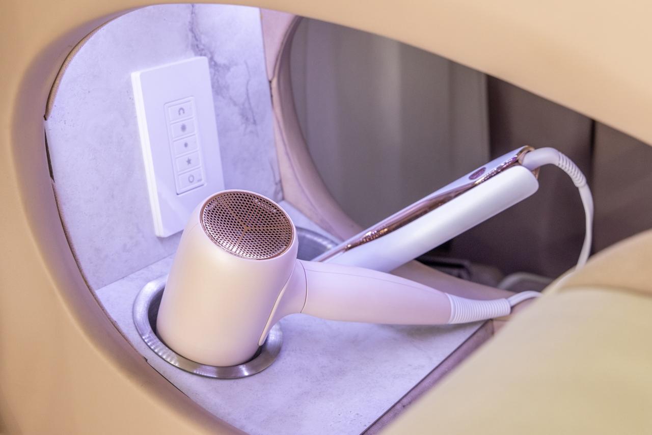 画像: 専用ホルダーにドライヤーやヘアアイロンを格納。電源まで備えた美容専用装備は移動中のスタイリングに最適。