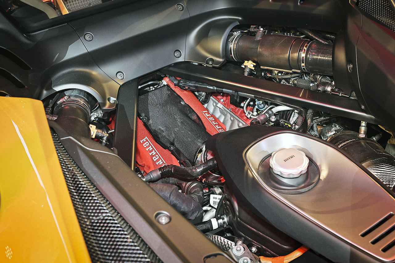 画像: テスタロッサの象徴、赤いヘッドカバーのV8ツインターボエンジンに3モーターを組み合わせたプラグインハイブリッド。