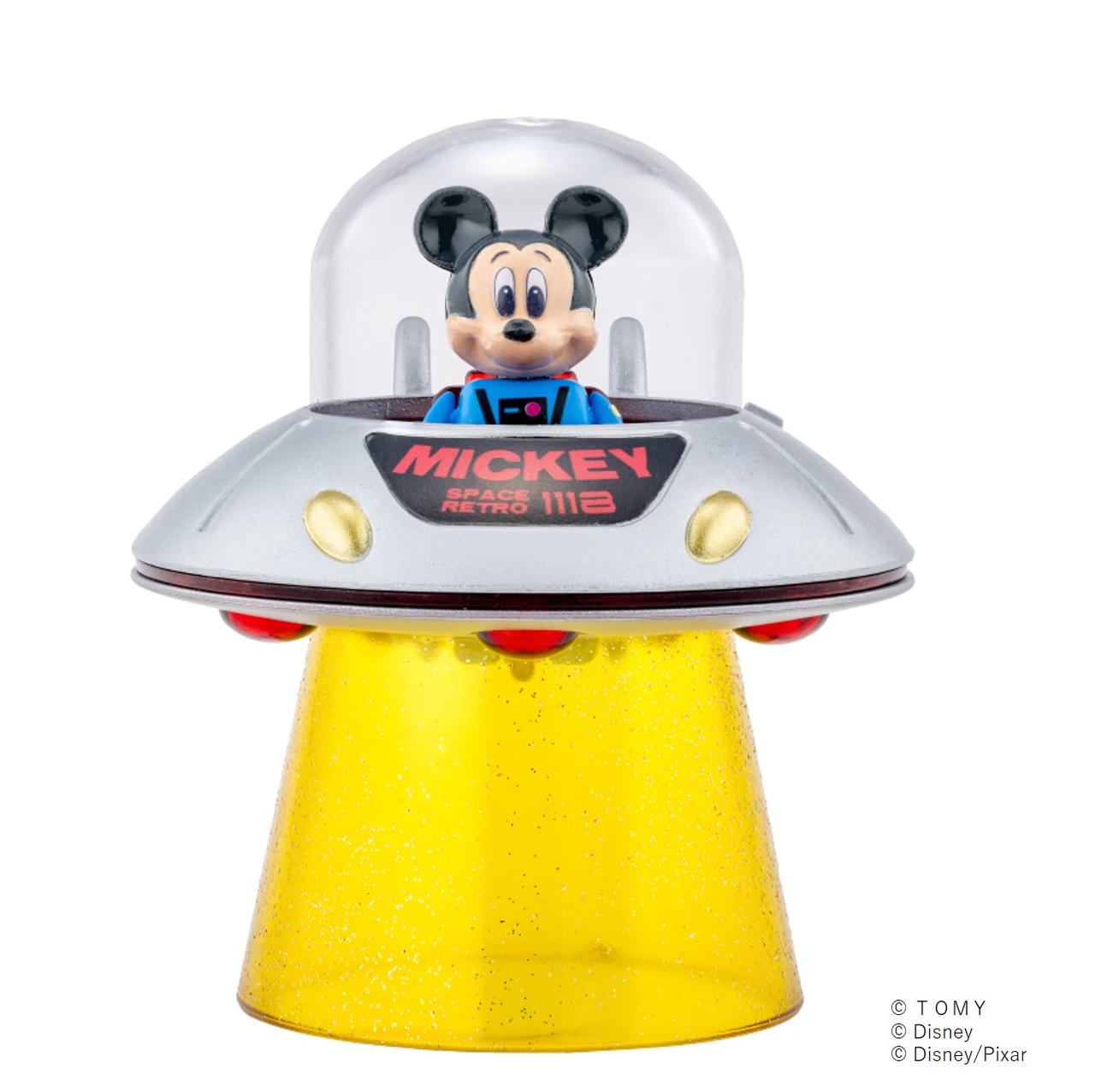 画像: 「TOMICA TUNES DISNEY CHARACTERS Vol.2 SPACE RETRO」の製品サンプル。古風な形状のUFOのトミカに、ディズニーキャラクターが”乗車”している。