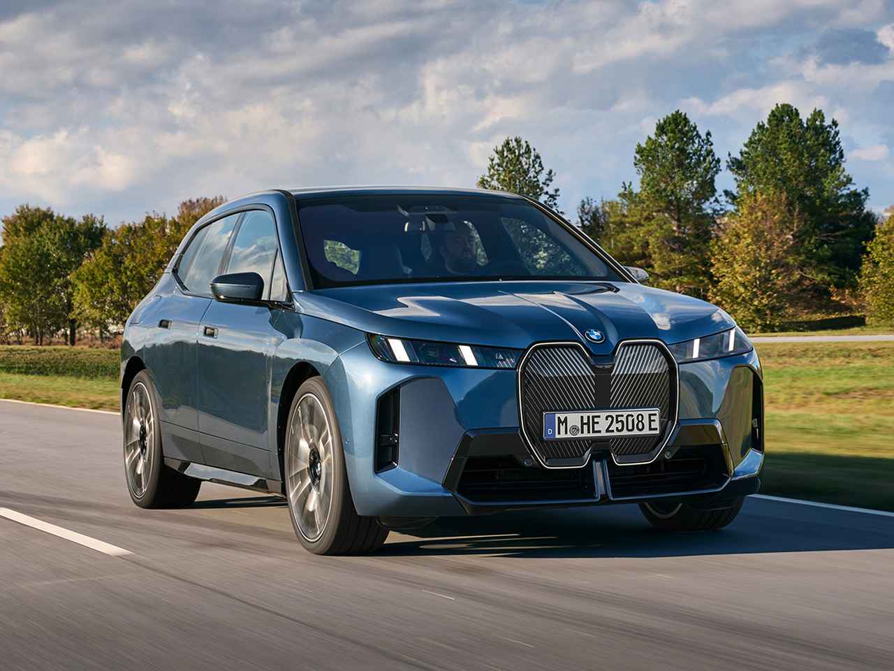 ビッグマイチェンの新型「BMW iX」が日本ローンチ! BMW最長の航続距離とBMW最強のパフォーマンスを実現 (1/2) - Webモーターマガジン