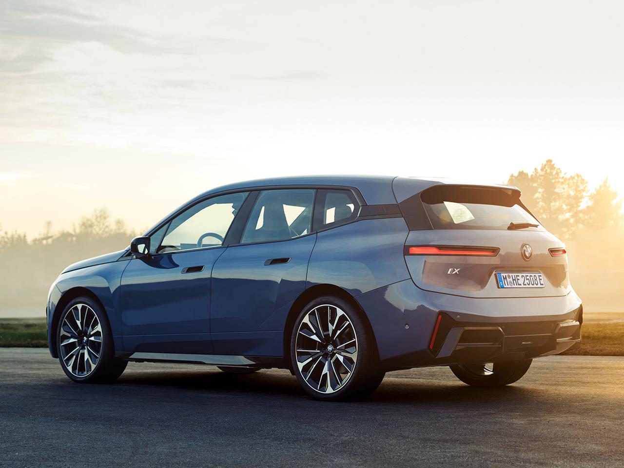 画像: 「BMW iX xDrive60 Mスポーツ」のフル充電での走行距離は602kmだ。