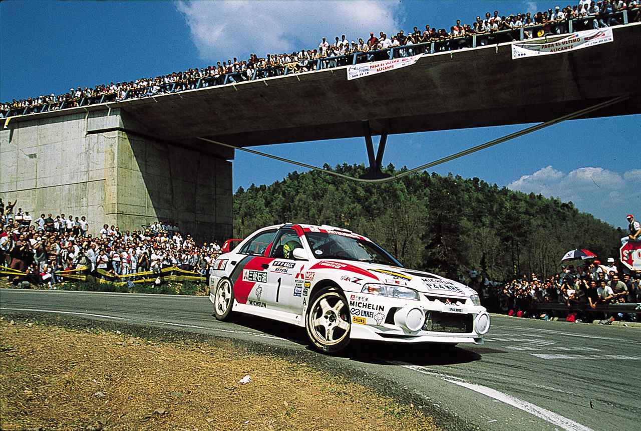 画像: 1997年のWRC第5戦。グループA仕様のエボリューションⅣに乗るトミ・マキネンは、オールターマックのカタルニアラリーで優勝。エボⅣの強さを見せた。