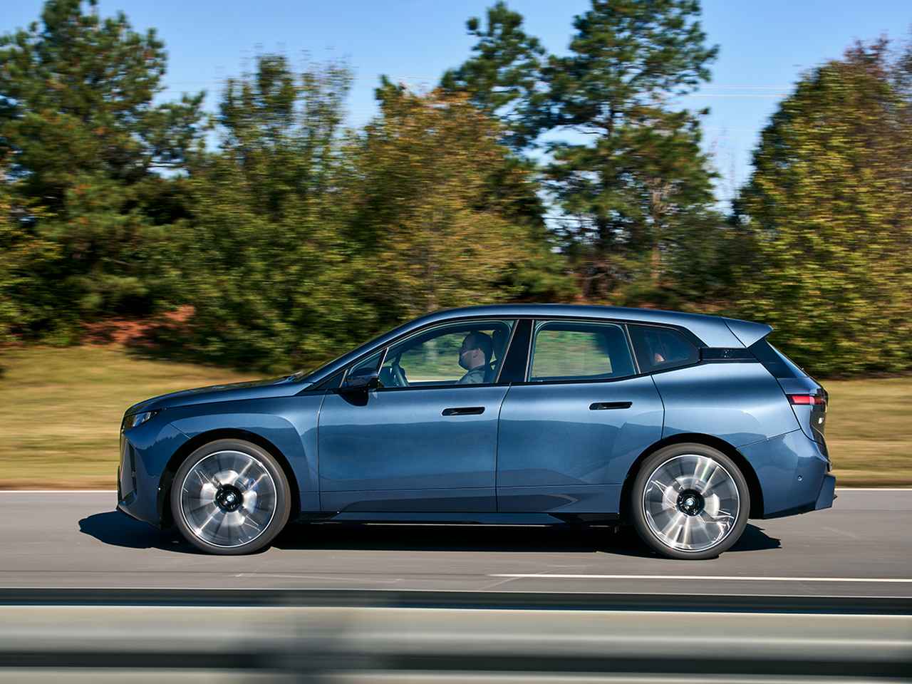 画像: 「BMW iX xDrive60 Mスポーツ」、「BMW iX M70 xDrive」ともに駆動は4WD。