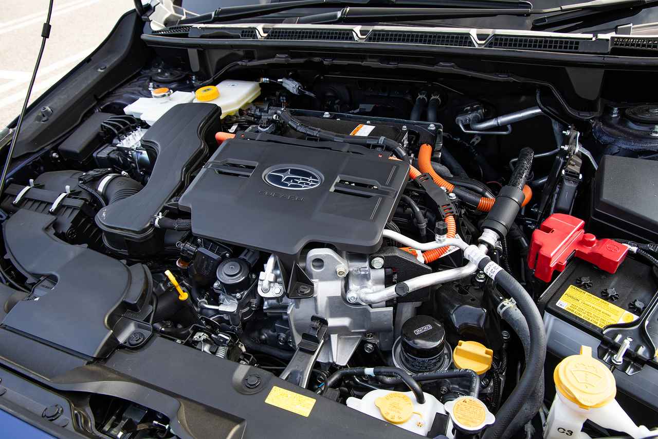 画像: パワートレーンは2.5L水平対向4気筒エンジンとモーターという組み合わせ。同じユニットを積むフォレスターS:HEVより車両重量が約100kg軽いクロストレックS:HEVは、街中も軽快な走りで、バランスの良さが光る。
