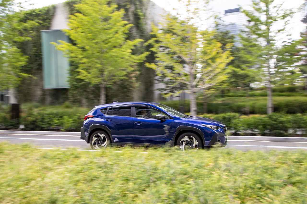 画像: 試乗車はアイサイトXが搭載された最上級モデル、プレミアムS:HEV EX。街中はもちろん、高速道路でもストロングハイブリッドならではのエンジン＋モーターの余裕ある走りで、快適なロングドライブを実現してくれた。