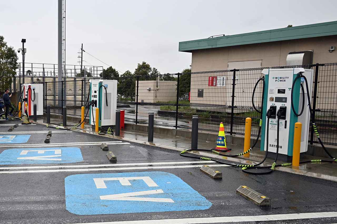 画像: 最大150kWの急速充電に対応するなど、充電設備が更新された高速道路SA/PA。しかし屋根がないため雨天時の利用はためらってしまう。