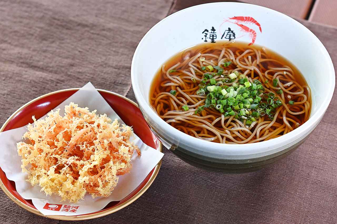 画像: 小笠PA（下り）の「食事処 鐘庵」の看板メニューとなるのが「桜えびのかき揚げ」。写真はそばとセットになった「桜えびそば」（960円）。