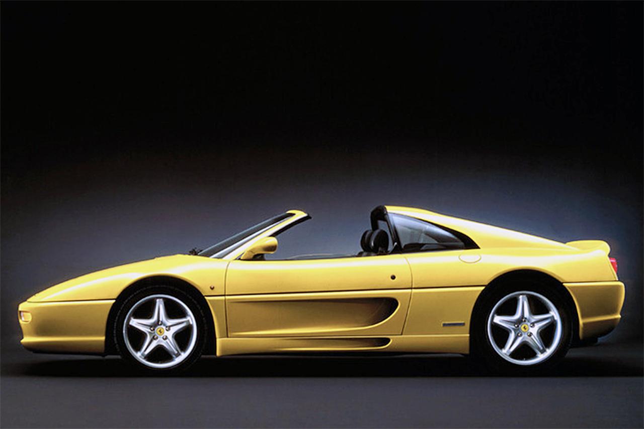 画像: F355はベルリネッタ（クーペ）と、写真のGTS（タルガトップ）とフルオープンのスパイダーもラインナップされた。