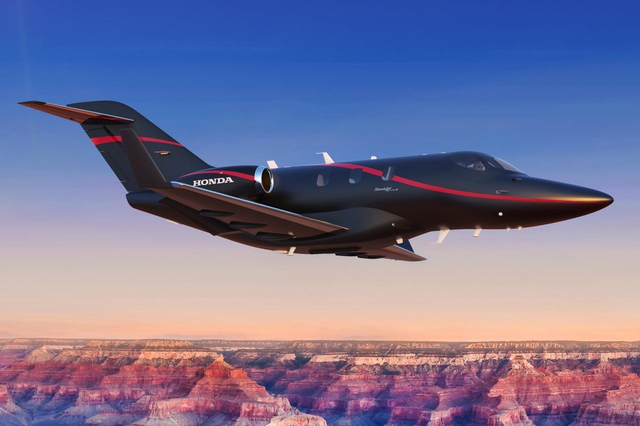 画像: HondaJet Elite II：空の移動を革新するビジネスジェット。高効率エンジンと洗練された空力設計で快適なフライトを実現。