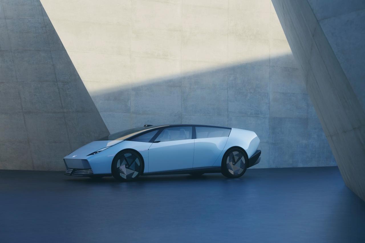 画像: Honda 0 SALOON Prototype：次世代EV戦略「Honda 0シリーズ」を象徴するセダンモデル。先進技術と美しいフォルムで、電動時代の新たなスタンダードを提示する。