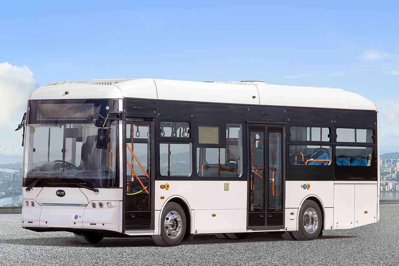 画像: 中型EVバスの「J7」。