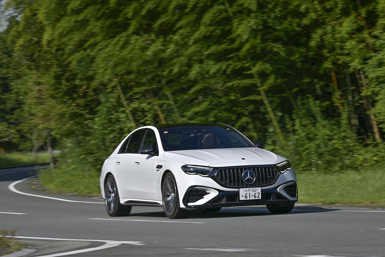 画像: 全長5m級、車両重量2.5トン弱のビッグセダンでもあるが、リアアクスルステアリングを搭載していることもあり、ワインディングロードでの走りは思いの外、俊敏かつ軽快だ。