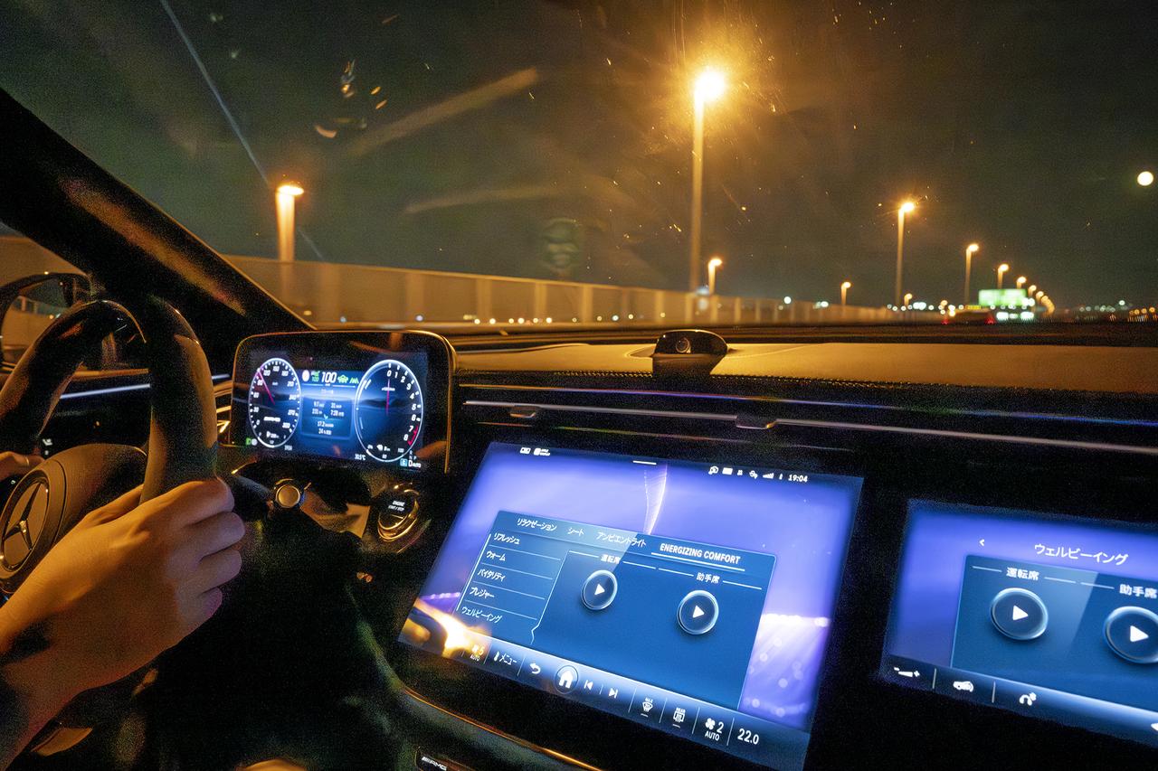 画像: 試乗車は「エナジャイジング・パッケージ」装着車だったので、「エナジャイジング・コンフォート」を作動させてみた。これは空調やパフュームアトマイザー、アンビエントライト（映像も）、シートマッサージなどを作動させ最適な車内環境を創り出してくれるというもの。同乗者含めて、極上の移動空間と体験を提供する。