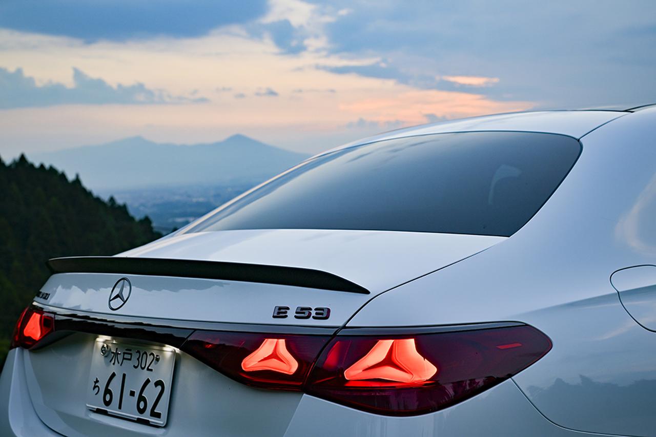 画像: ラグジュアリーとスポーツの高次元バランスを実現したE53ハイブリッド 4MATIC+は新時代のドイツ製ハイパフォーマンスセダンの象徴だ。この特別な「純白のメルセデス」を購入できた人には嫉妬するほかない。