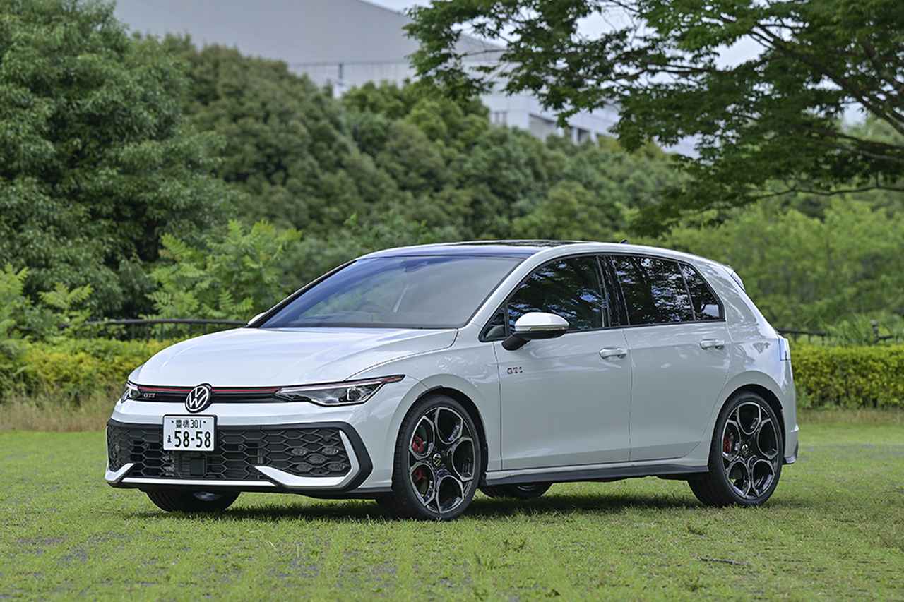 画像: 従来からGTIに赤いラインは入っていたが、試乗車は白赤黒の組み合わせで、より歌舞伎の〝隈取〟感が強い。このバンパー形状も口のように見えなくもない？