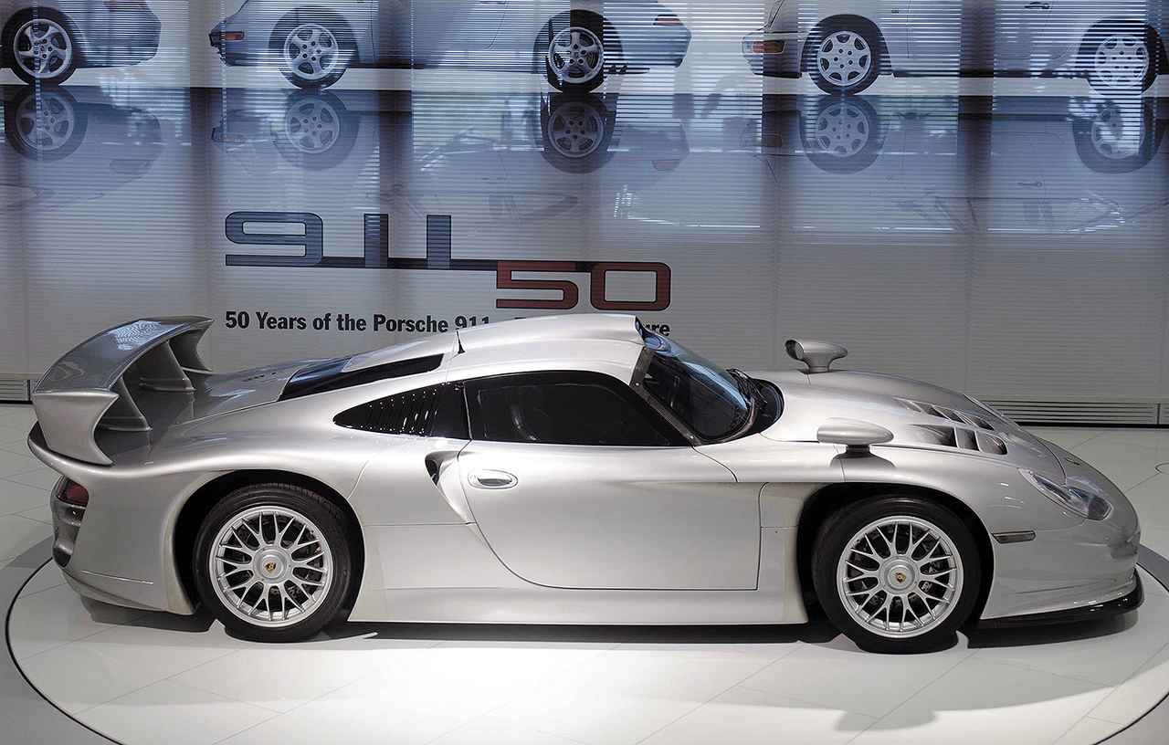 画像: 空力を重視したロングテールで、全長は4.7mオーバーと当時の911より45cmも長い。