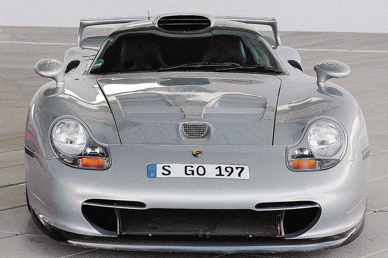 画像: ヘッドランプはタイプ996と共通の「涙目」だが、ロー&ワイドなフォルムは911がベースとは思えない。