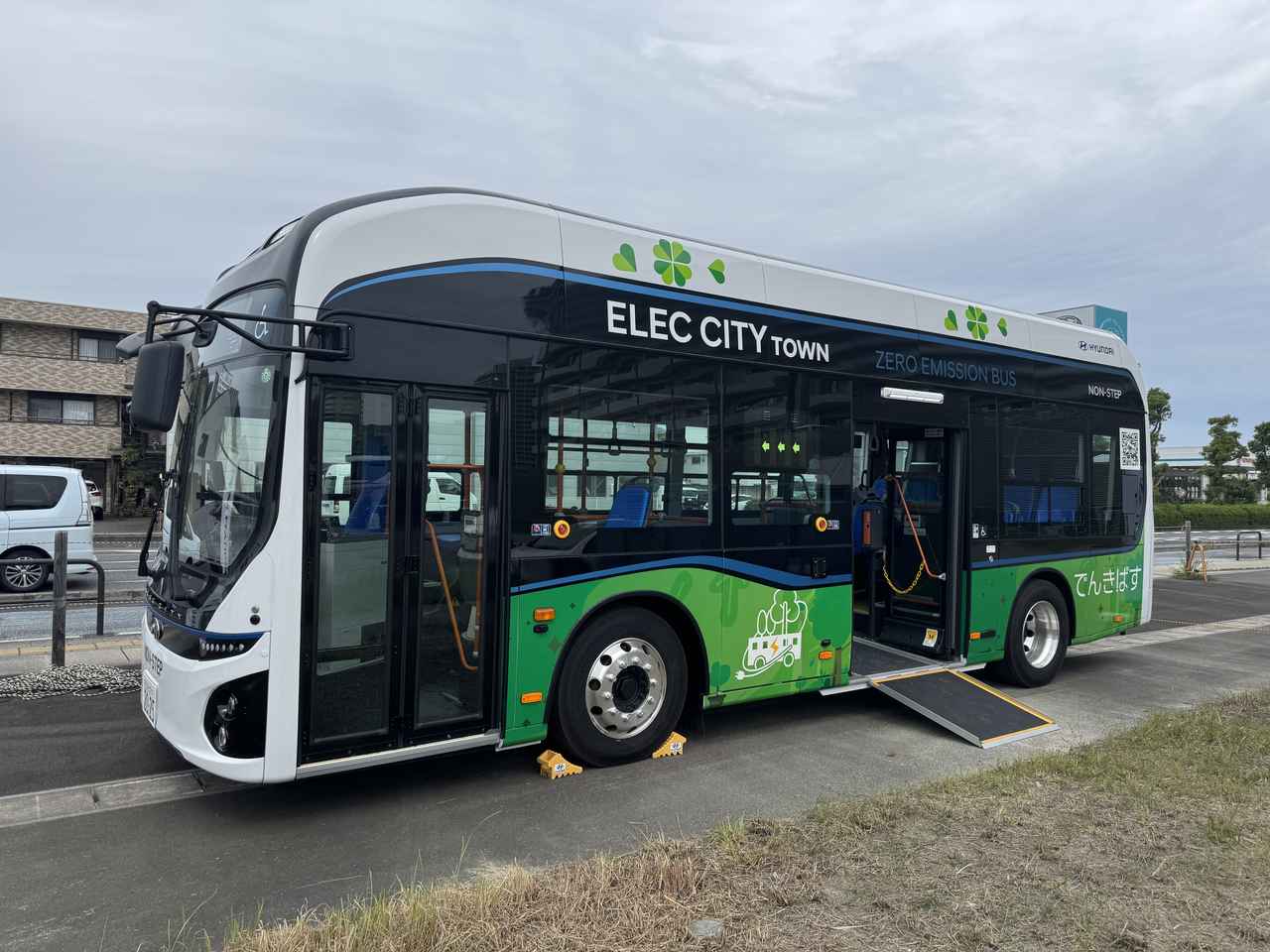 画像: 大阪・関西万博で注目を集めた電気バス「ELEC CITY TOWN」も会場に特別展示されていた。さすがにこちらの試乗は無理だが、乗り込んで快適な車内を体感できる。