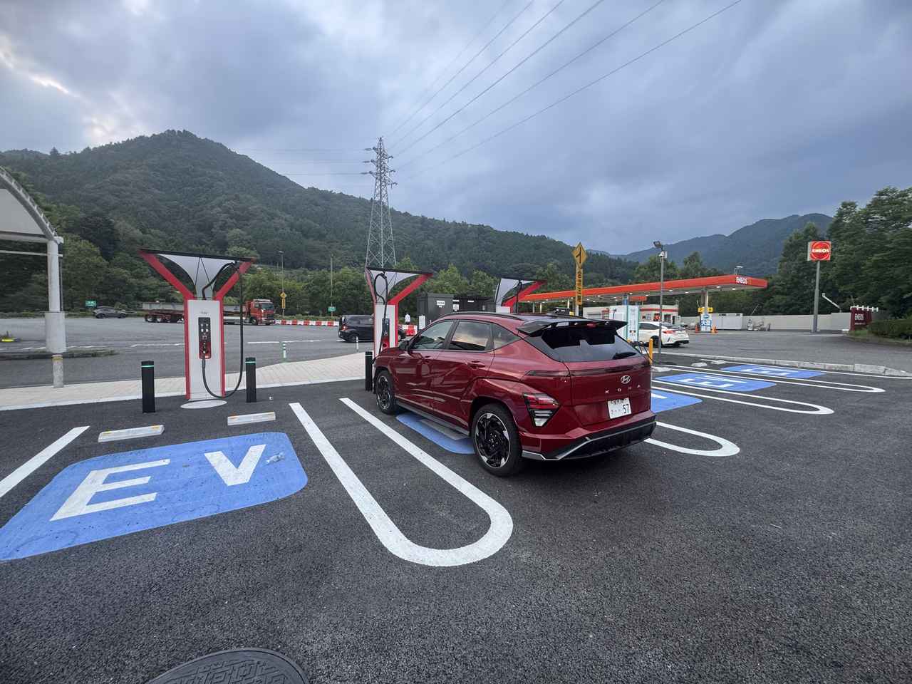 画像: 8月の日曜日夕方の中央道談合坂SA上りの充電スタンド。この時点では1台も充電していなかったが、すぐ写真左のように満車に。