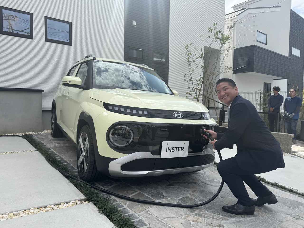 画像: インスターの備える大容量バッテリーを活用することで災害時にも約4日間の電気を住宅に供給できると藍川社長は語る。