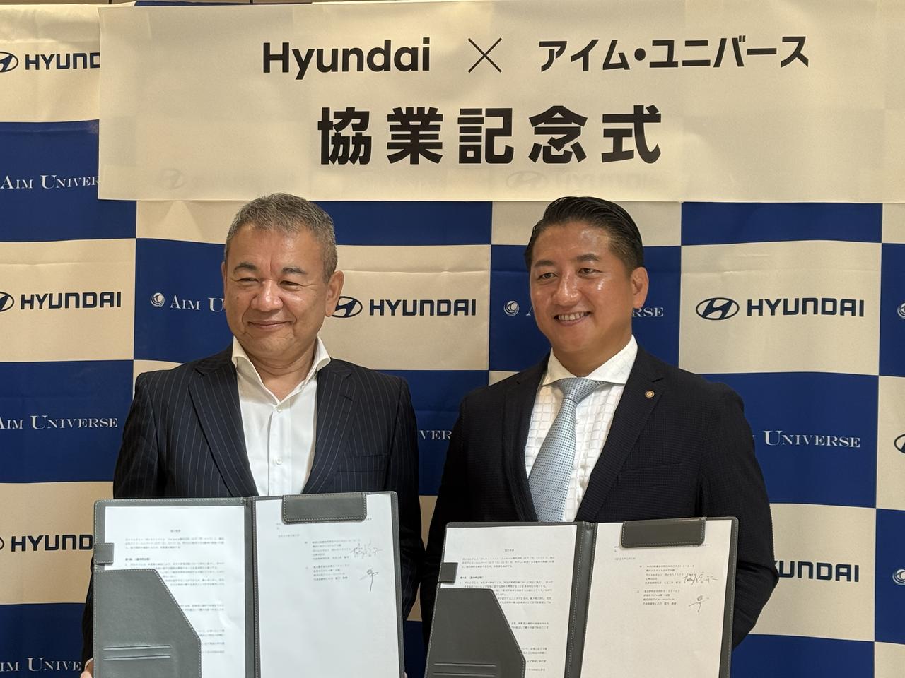 画像: ヒョンデ モビリティ ジャパンの七五三木敏幸代表取締役社長(左)とアイム・ユニバースの藍川眞樹代表取締役CEO。