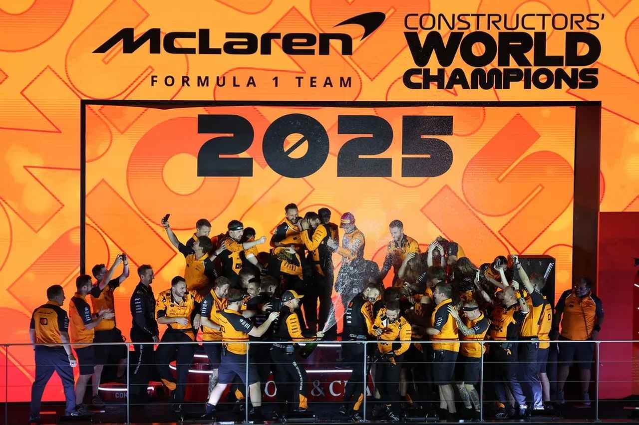 画像: 2年連続のコンストラクターズタイトルを決めたマクラーレン。今後はオスカー・ピアストリ（336点）とランド・ノリス（314点）のチームメイト同士のドライバーズチャンピオン争いに焦点は移る。