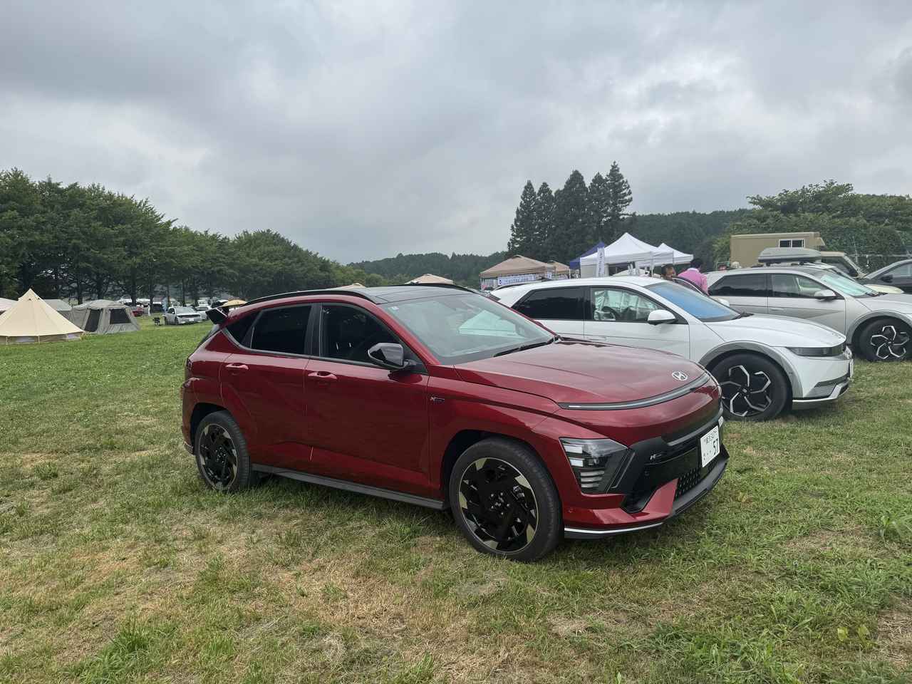 画像: EV Summer Campに続いて夕方からはHyundai Nightが開催されたキャンプ場にはIONIQ5、KONA、INSTERが集結した。
