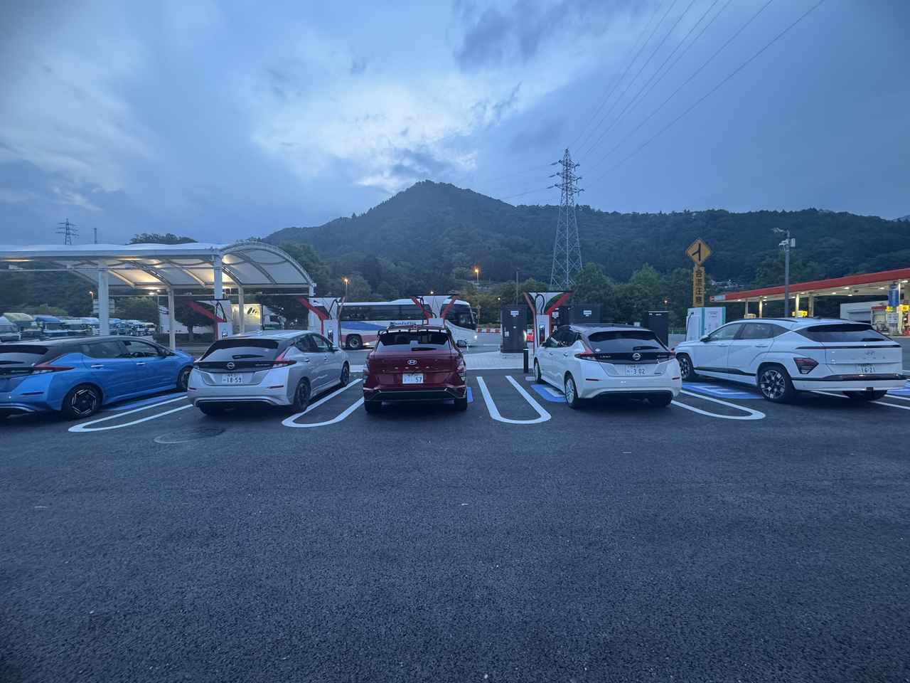 画像: ガラガラ状態から瞬く間に充電スタンドがすべて埋まった。ここの問題点は、充電後に一般の駐車スペースに戻れないことだ。