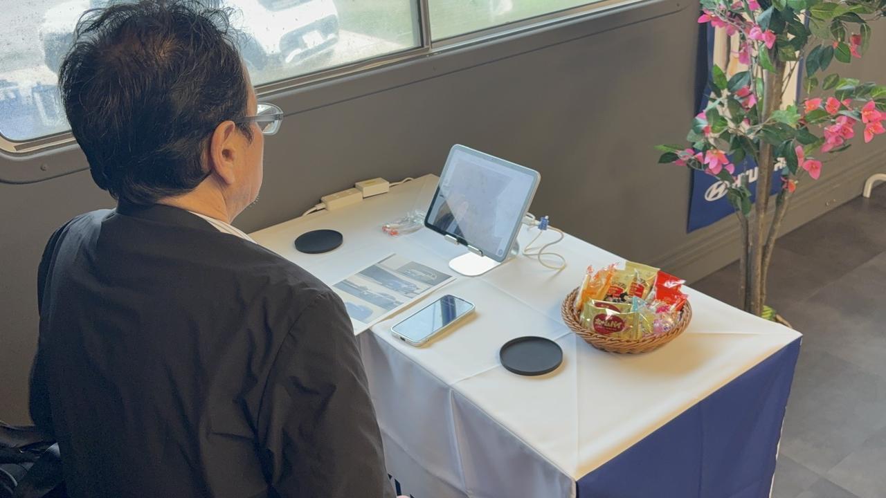 画像: 受け付けと済ませ、タブレットでEVスペシャリストと会話をしながら、試乗コンテンツが実施される。