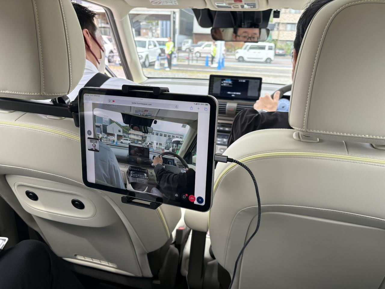 画像: タブレットのカメラで車内を確認しながら、EVやインスターの特徴、試乗時に確認してほしいことなどが説明される。常にEVスペシャリトと繋がっているので安心感はとても強い。